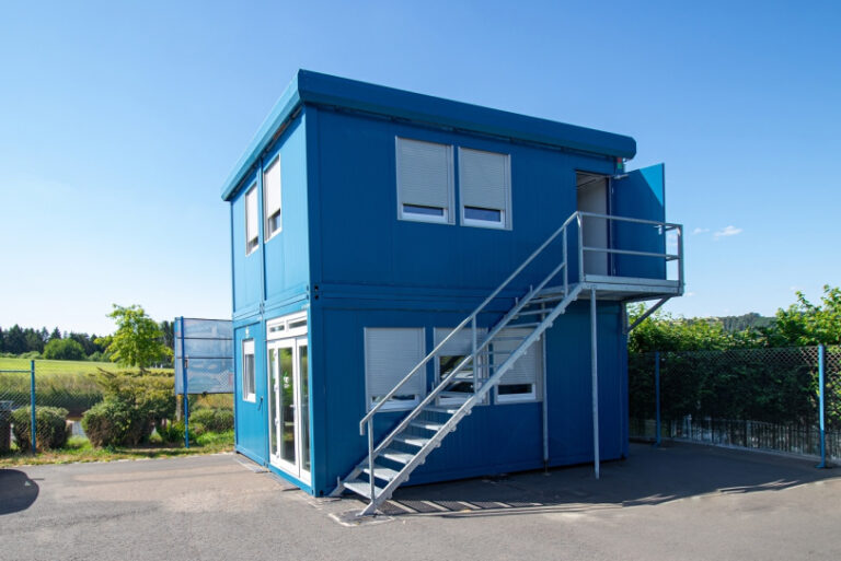 Zweistöckiges Containerbüro blau mit Treppe